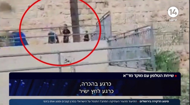 תיעוד מהעיר העתיקה: המחבל התנפל על עובר אורח בסכין קצבים