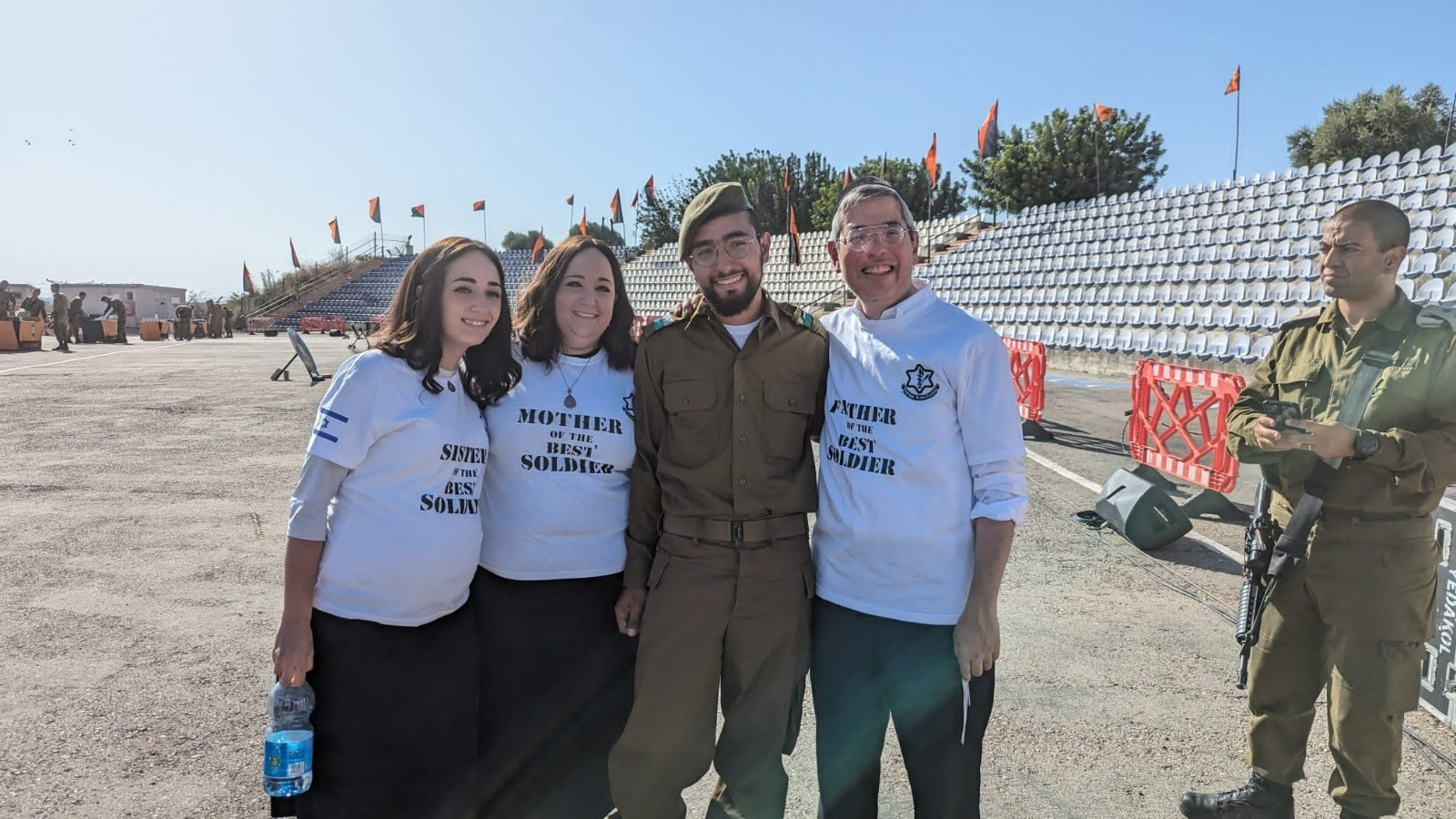צפו: רגע האיחוד המרגש בין ההורים החרדים - לחייל הבודד