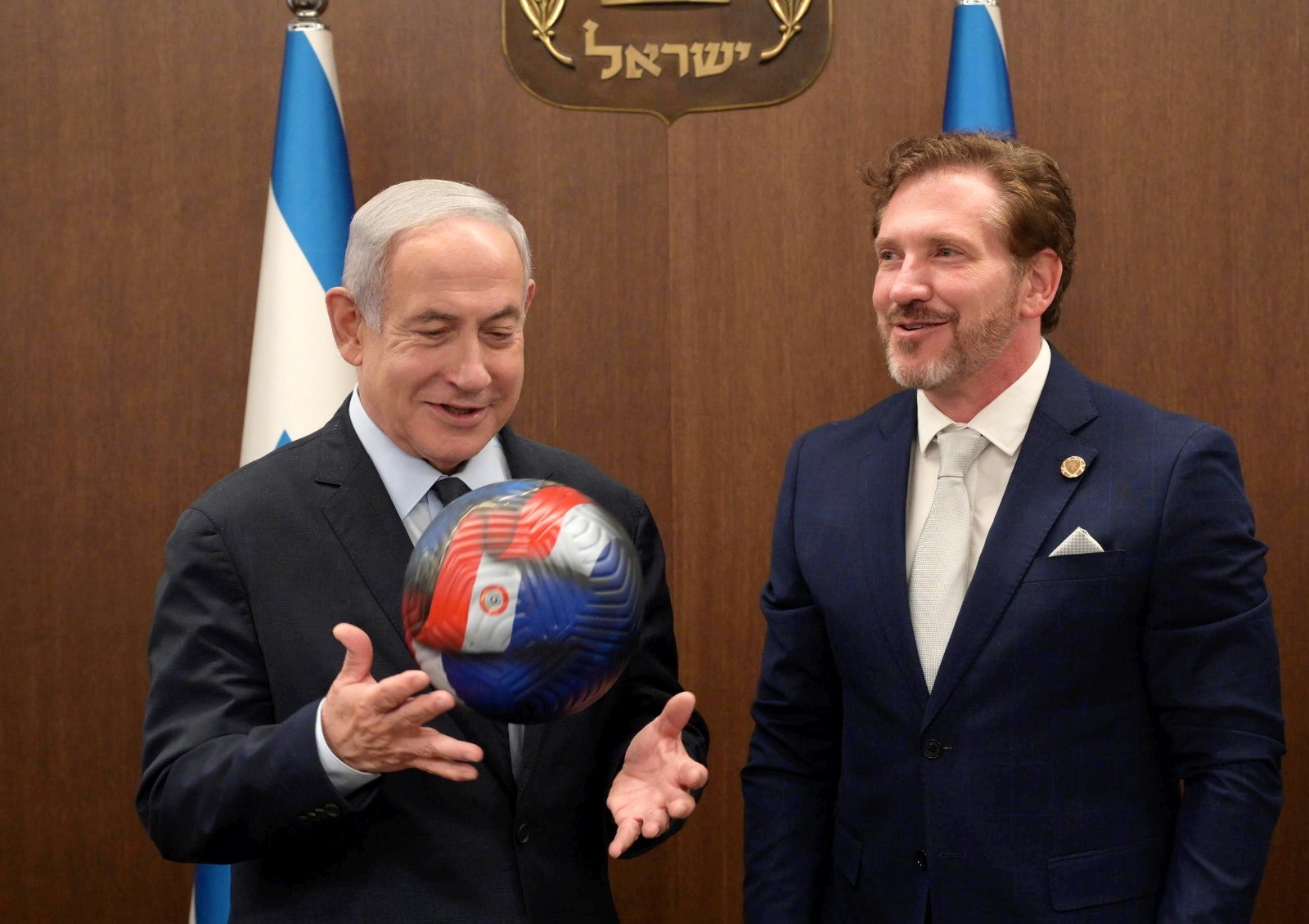 רה"מ בנימין נתניהו ונשיא התאחדות הכדורגל של דרום אמריקה וסגן נשיא פיפ"א אלחנדרו דומינגז | קרדיט: עמוס בן גרשום / לע״מ