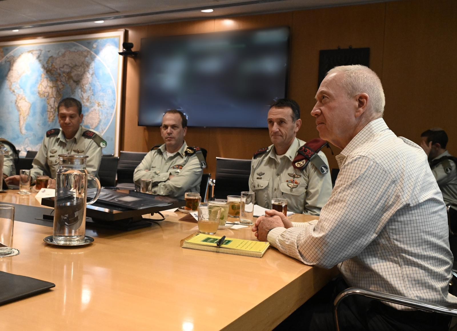 השר גלנט במהלך הערכת המצב המיוחדת | צילום: אריאל חרמוני, משרד הביטחון