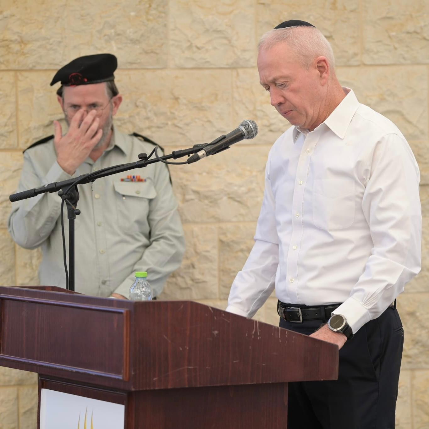 גלנט נגד יריביו הפוליטיים בהלוויית ראש המוסד: "חסרי אחריות"