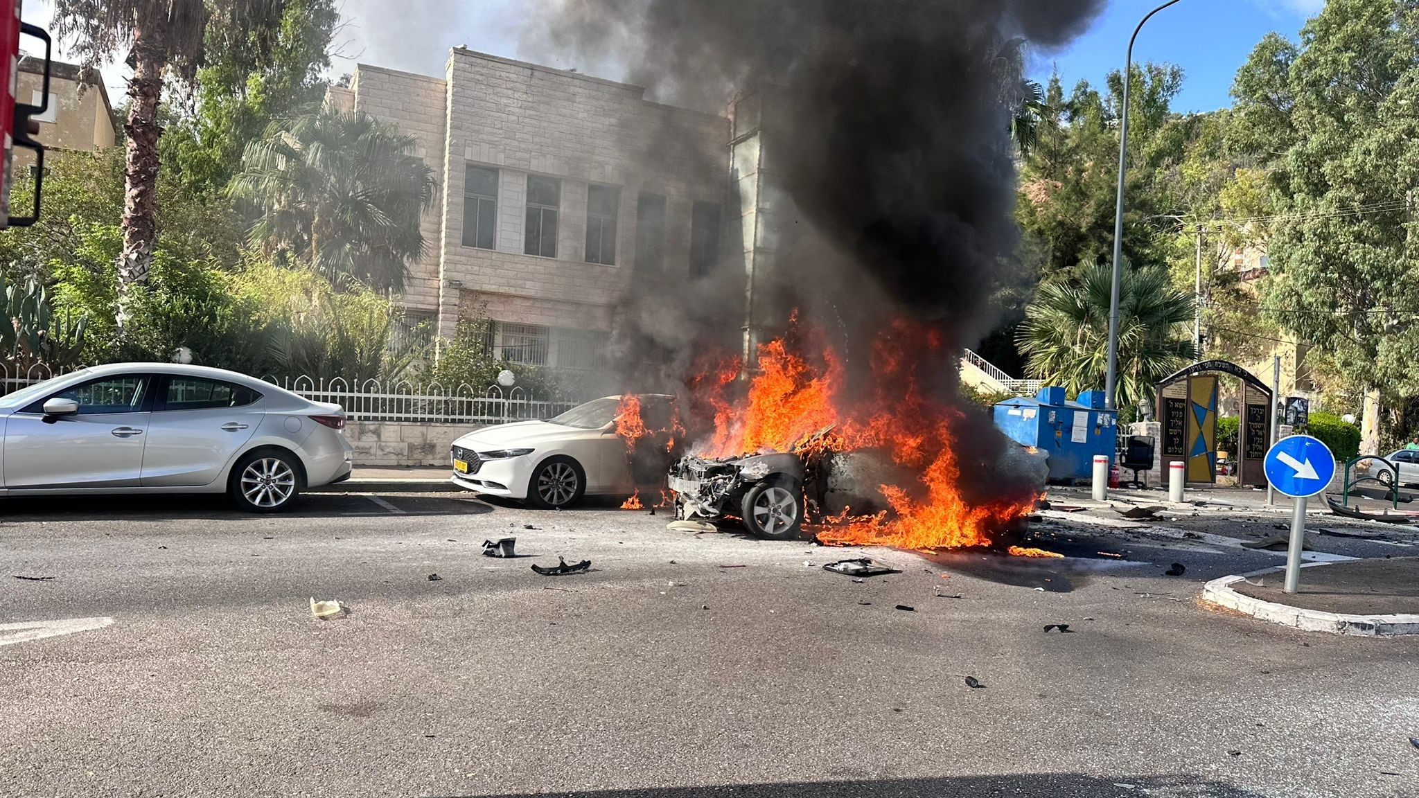 הרכב שהתפוצץ עולה באש | קרדיט: כב״ה מחוז חוף 