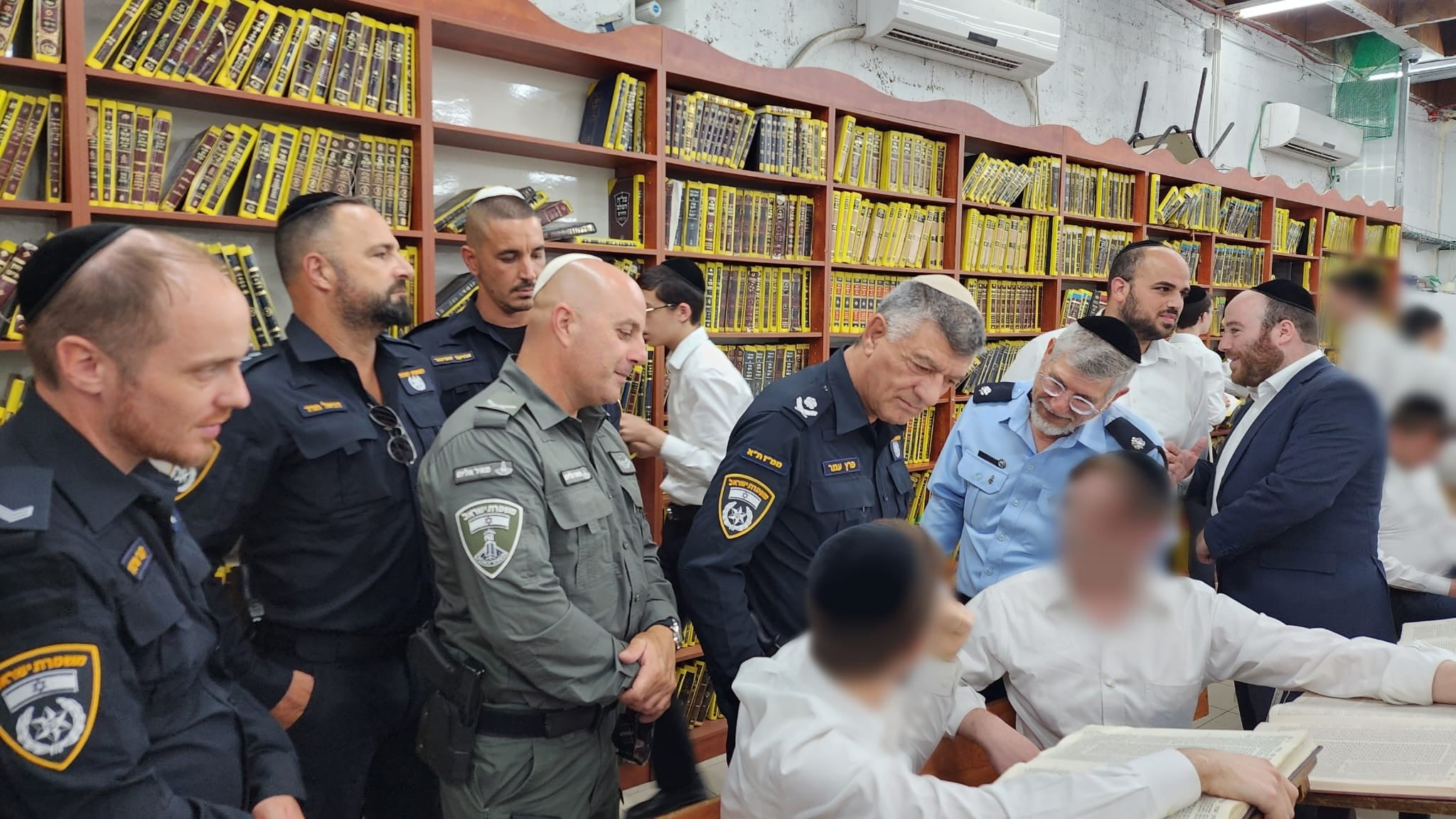 מפקד מחוז תל אביב, מפקד מרחב דן ומפקד תחנת בני ברק בביקור בבני ברק | צילום: דוברות המשטרה