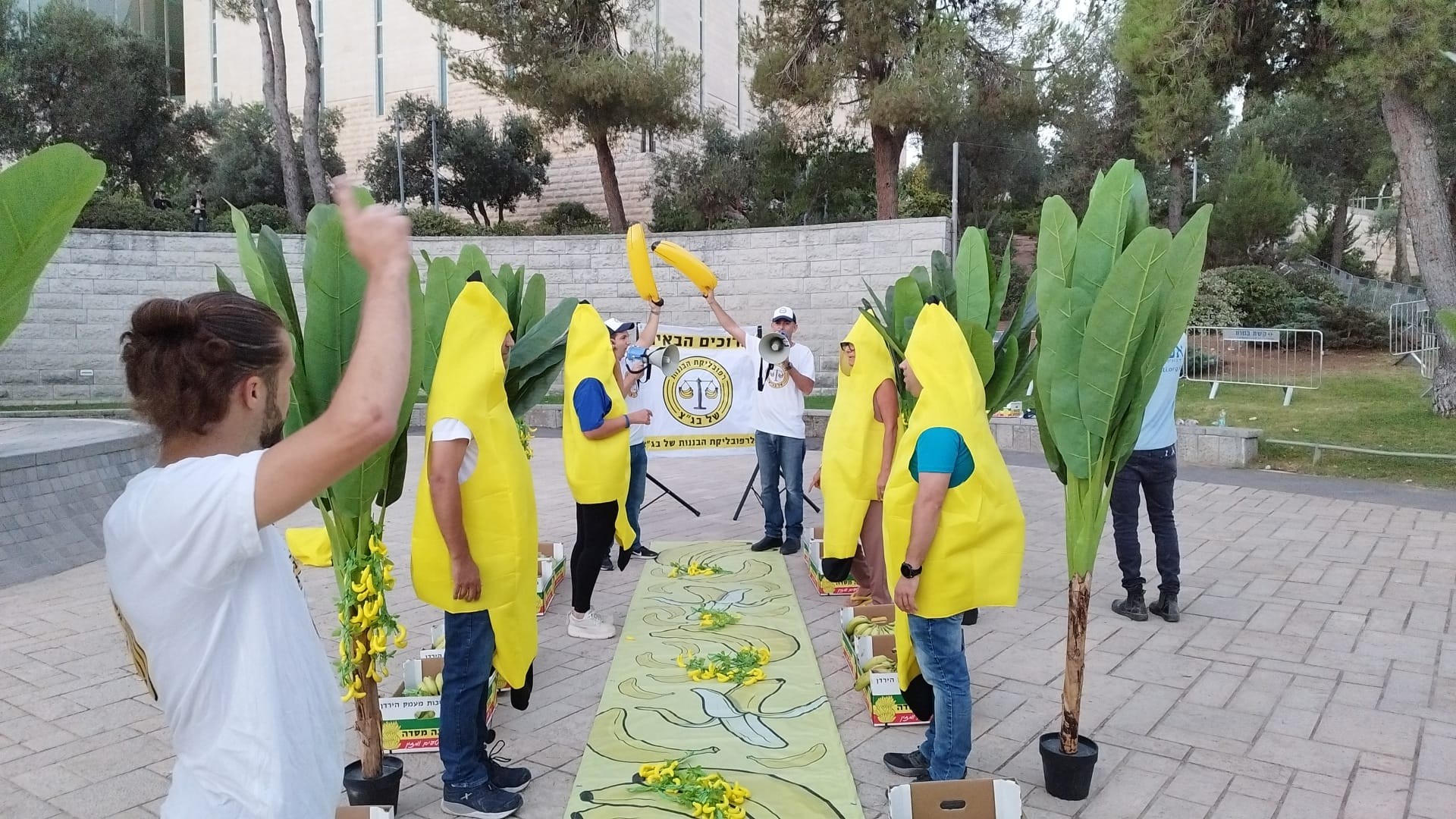מיזם המחאה של 'אם תרצו' בכניסה לבית המשפט העליון | קרדיט: אם תרצו