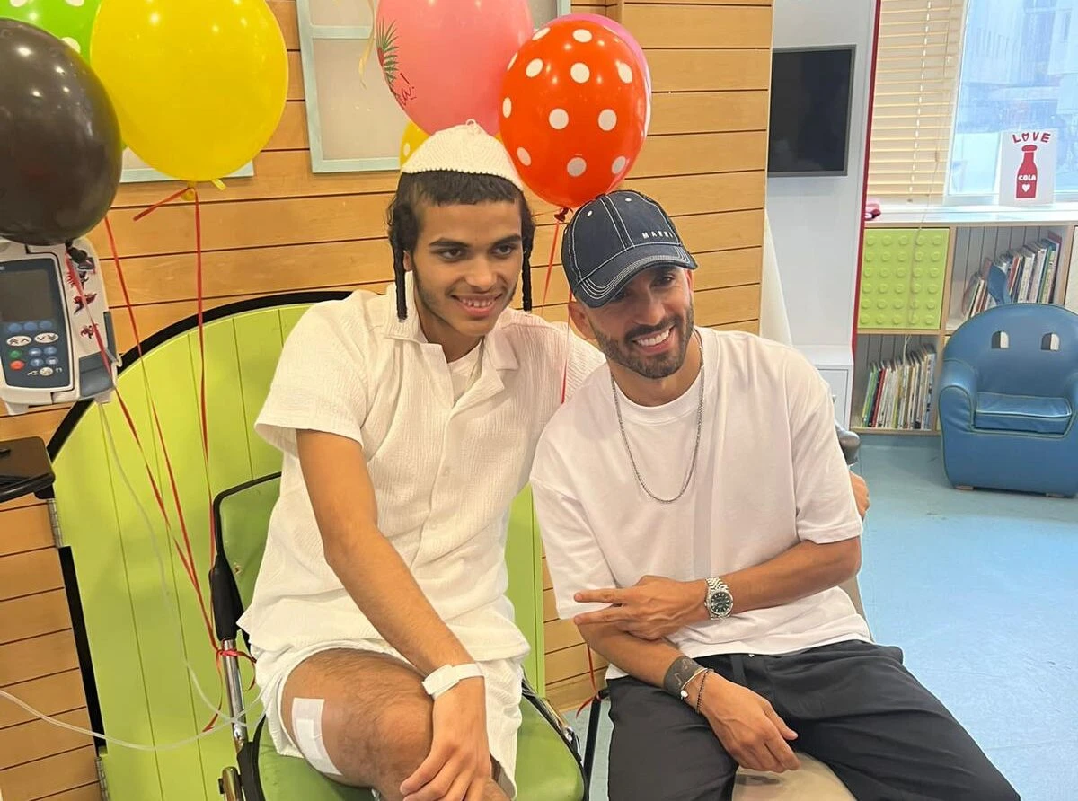 מושיקו מור הפתיע נער חרדי בבי"ח ליום הולדתו - וגרם לו לבכות
