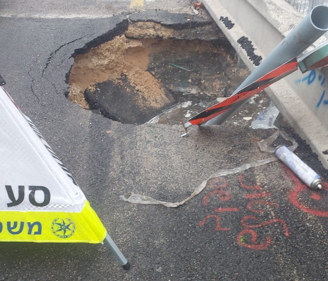 נזקי הסופה: בורות נפערו בחולון ובהרצליה בעקבות הגשמים 