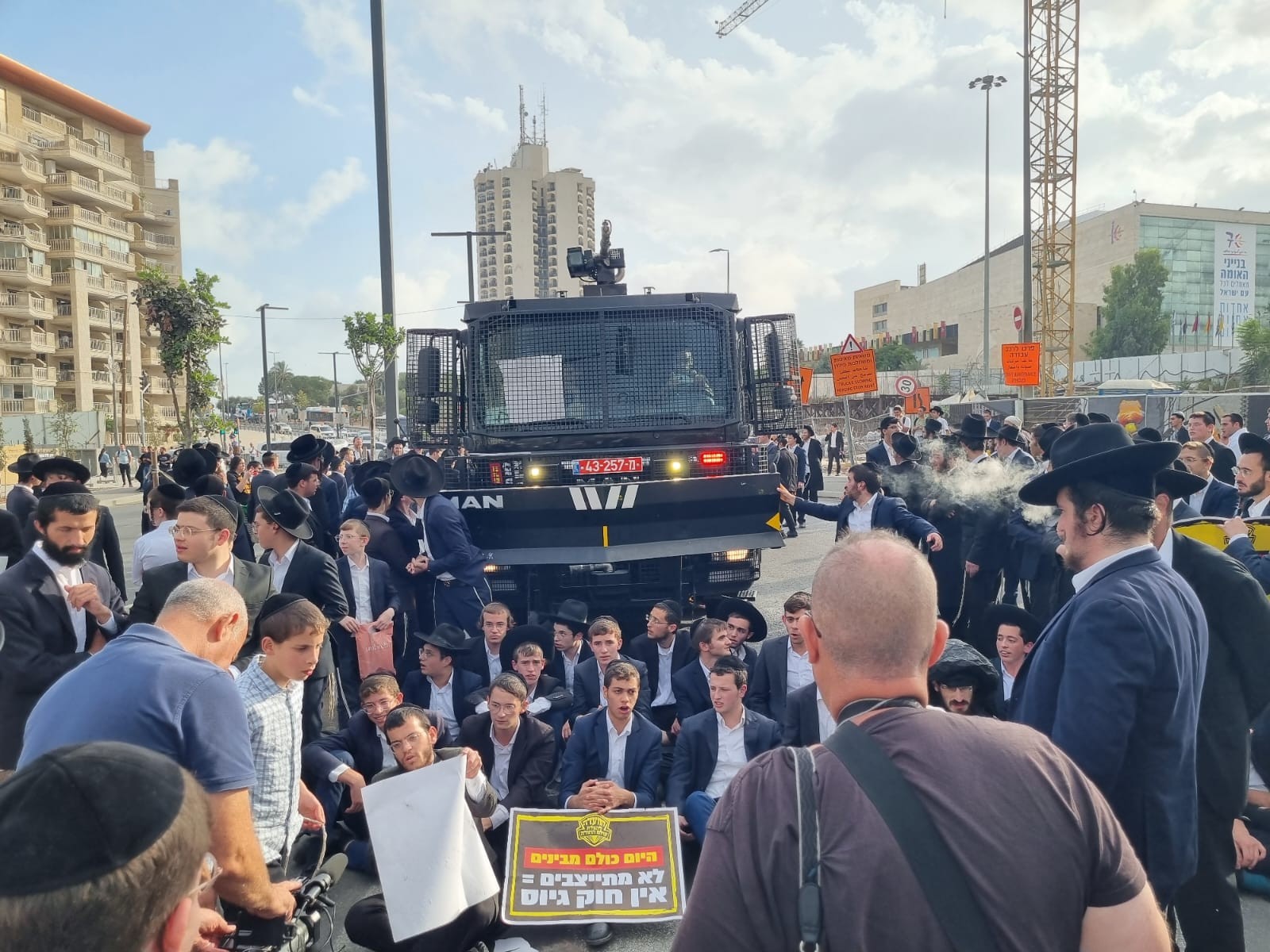 הפגנת החרדים בכניסה לירושלים | שימוש לפי סעיף 27א' לחוק זכויות יוצרים