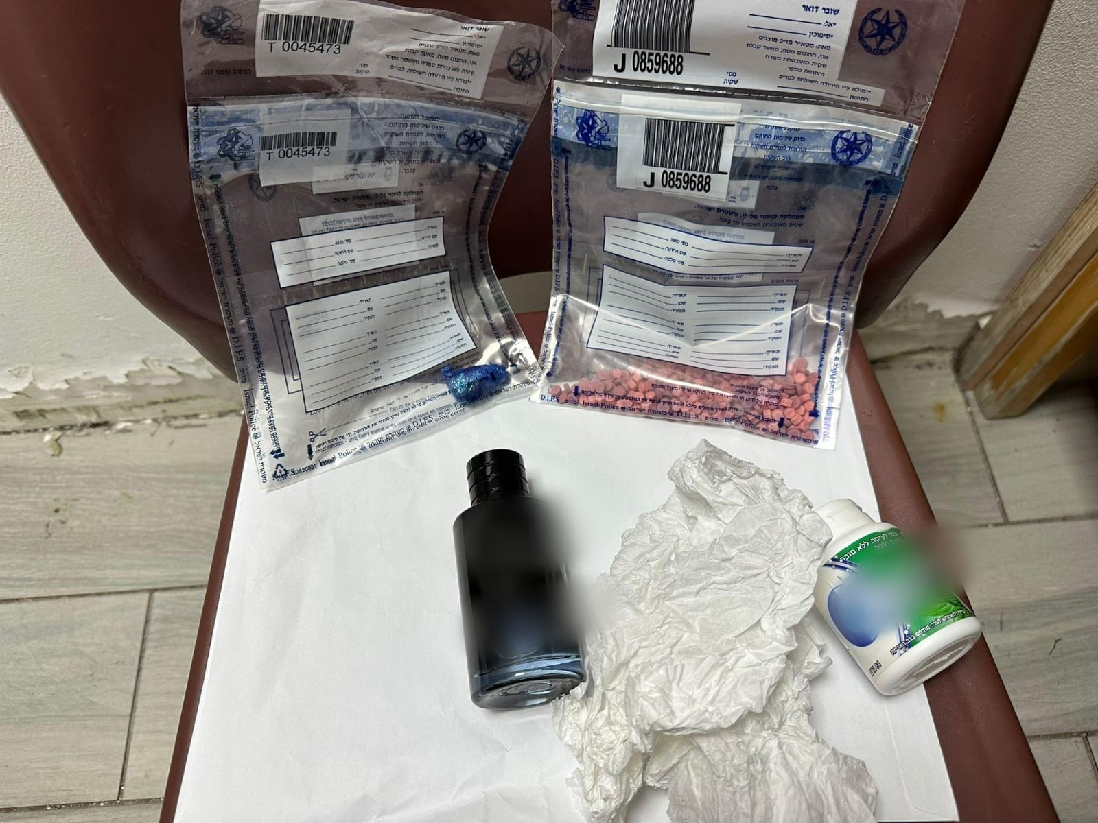בסך עשרות אלפי שקלים: סוהר נעצר בחשד למכירת סמים לעצורים
