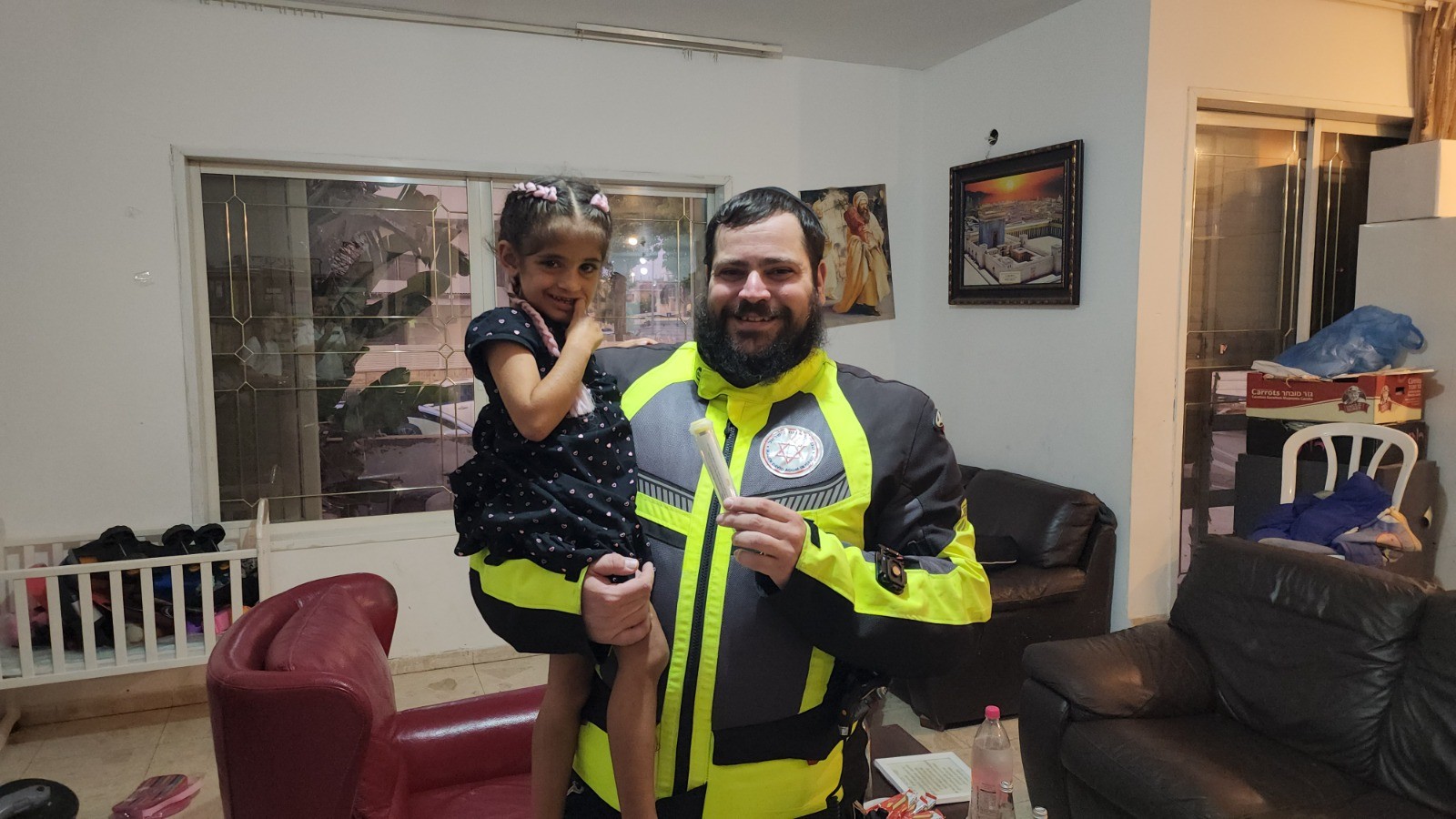 לקתה פעמיים בהתקף אלרגיה חריף - וניצלה על ידי אותו אדם