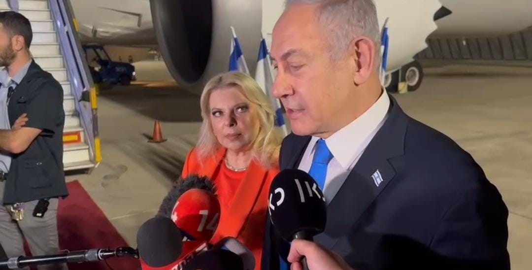 ראש הממשלה בנימין נתניהו יחד עם רעייתו שרה נתניהו לפני המראתם לארצות הברית. צילום: לע"מ