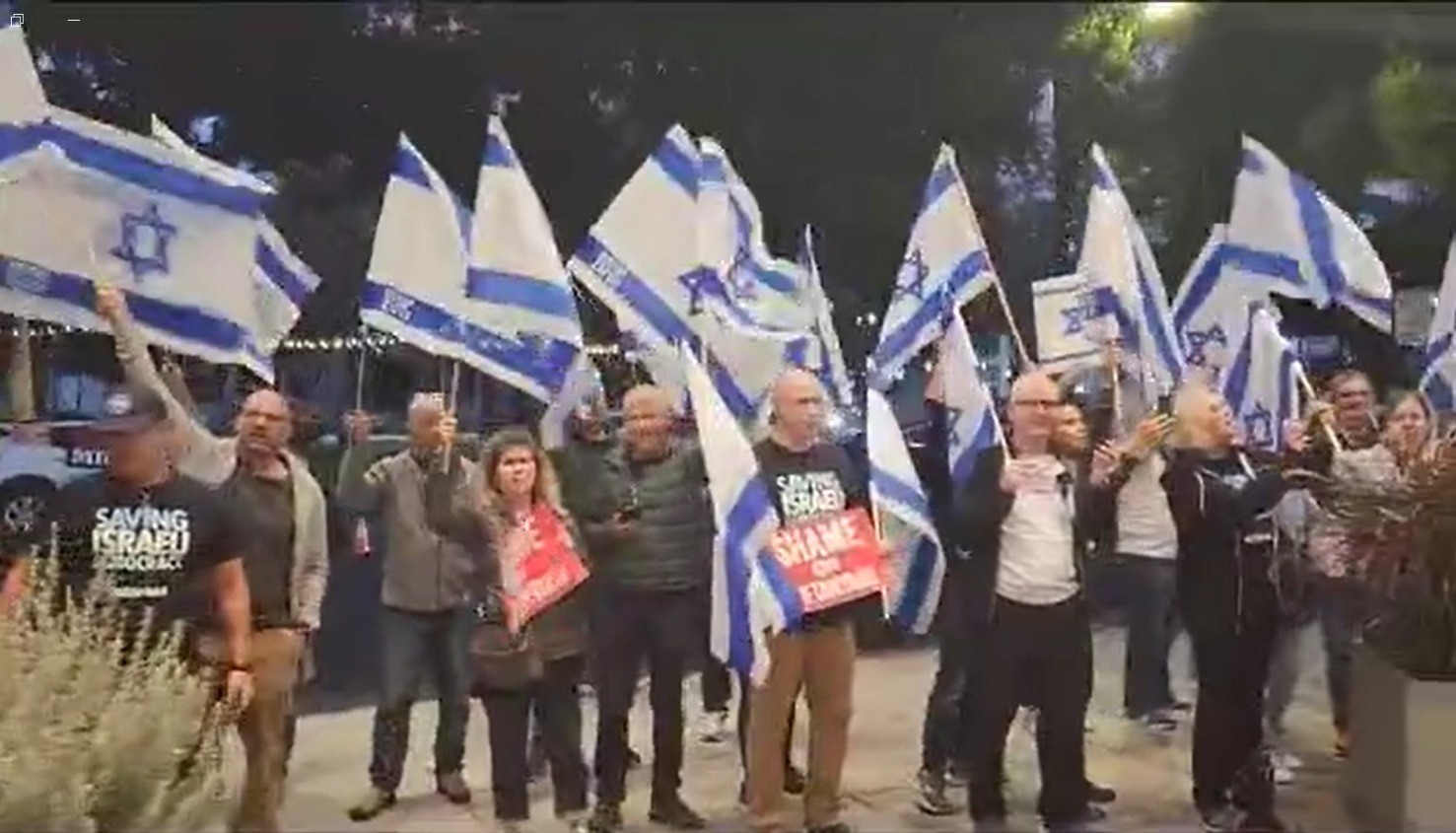 מפגינים בכניסה למלון בו תערך הפגישה בין נתניהו למאסק | צילום: תמיר מורג