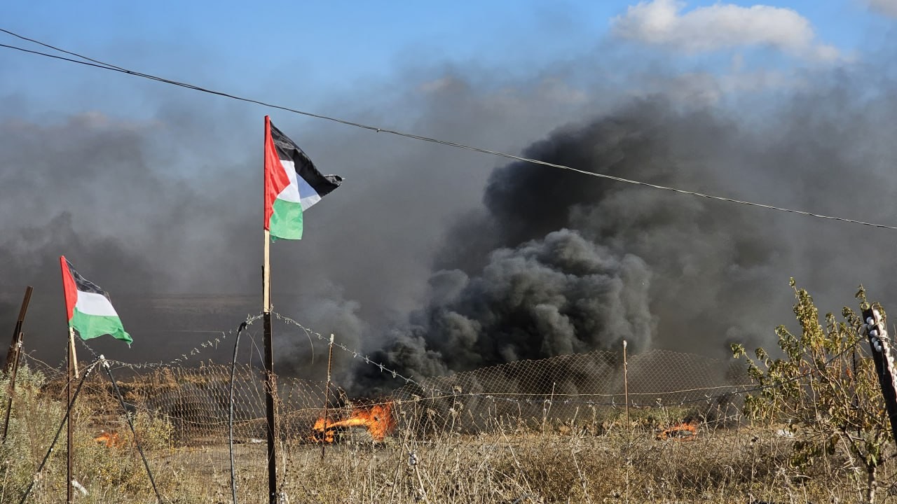 הבערת צמיגים בגבול הרצועה | צילום: רשתות ערביות
