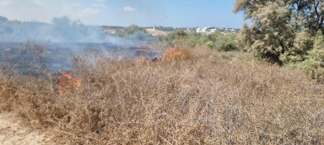 דיווח: בלוני תבערה הופרחו מעזה וגרמו לשריפה בכיסופים