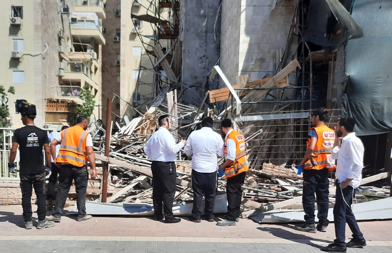 טרגדיה באשדוד: פועל בן 30 נהרג לאחר שנלכד מתחת לפיגומים