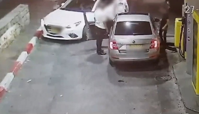 בשעת לילה: הותקף באלימות בתחנת דלק בעכו - וזו הסיבה | תיעוד
