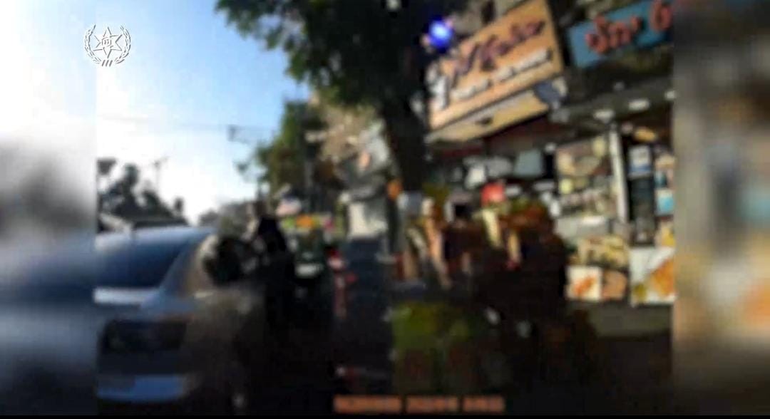 כדי להמנע מדוח תנועה: נהג חדש הסיע נוסעים בתא המטען | תיעוד