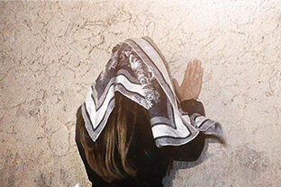 עדן בן זקן מרגשת: שיר שמוקדש לבורא עולם וצולם בסליחות בכותל