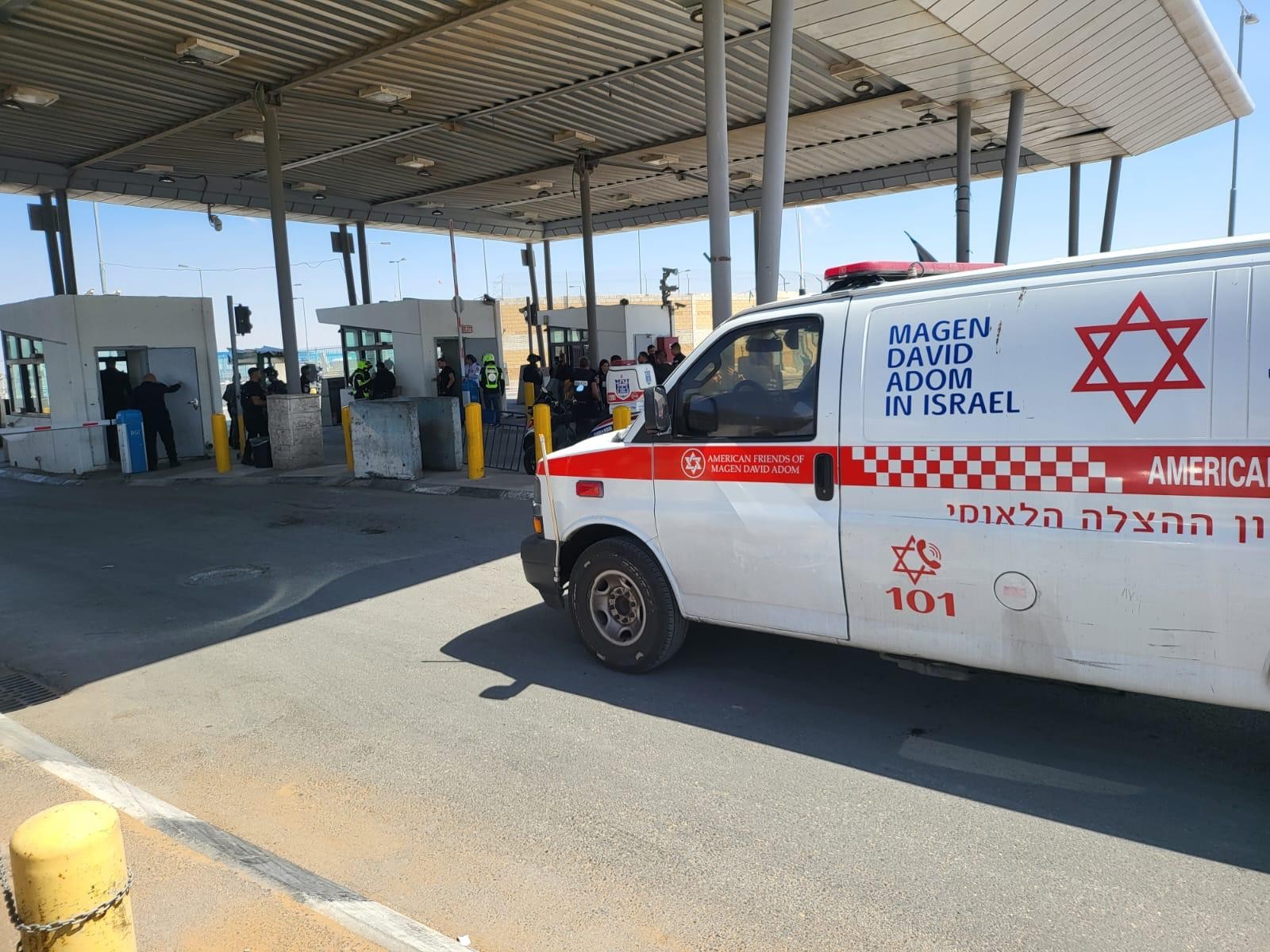 זירת הפיגוע במחסום קלנדיה | צילום: מד"א
