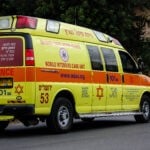 אימה בבני ברק: גבר נדקר ברחוב, מצוד אחר החשוד