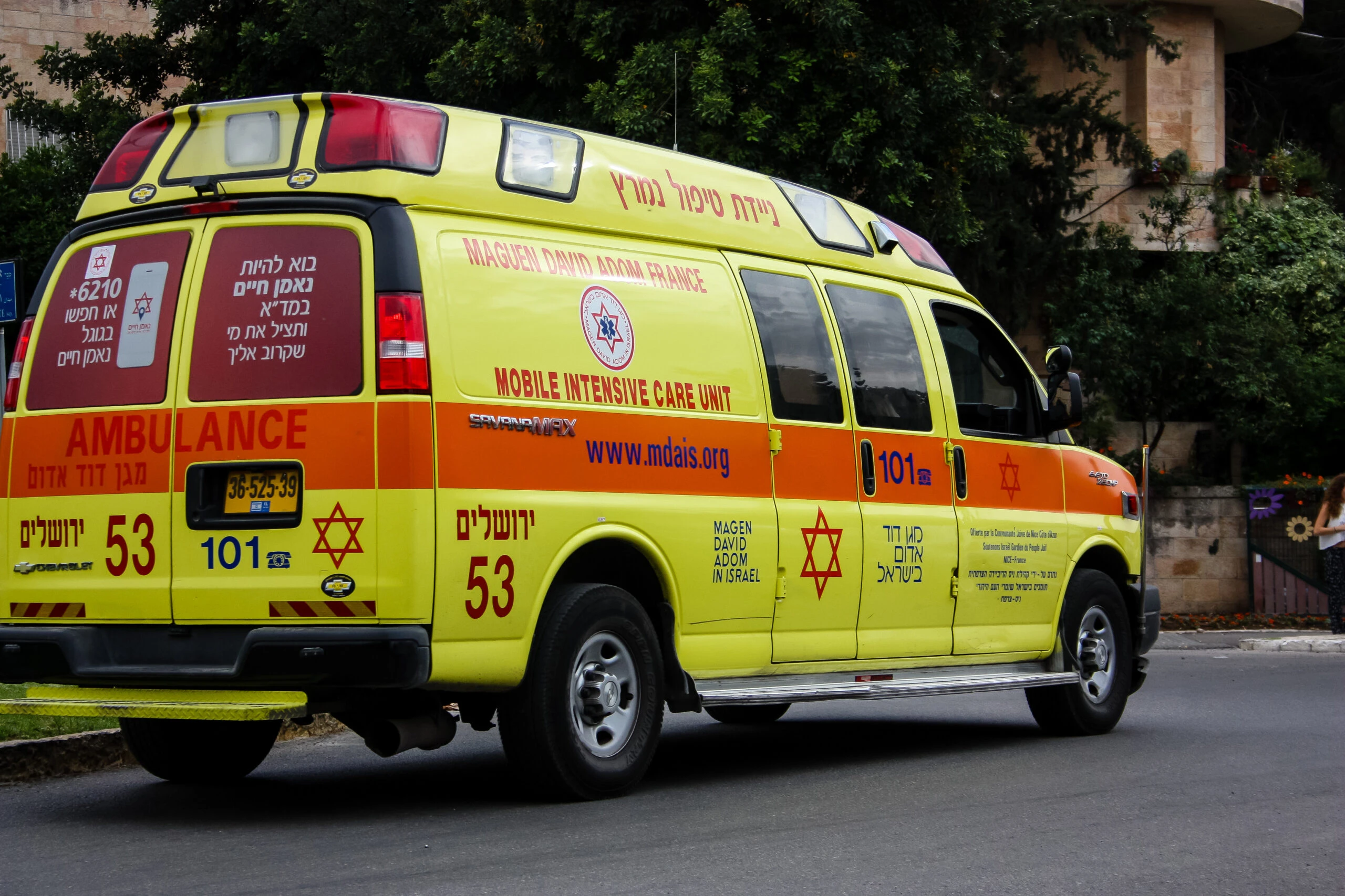 אימה בבני ברק: גבר נדקר ברחוב, מצוד אחר החשוד