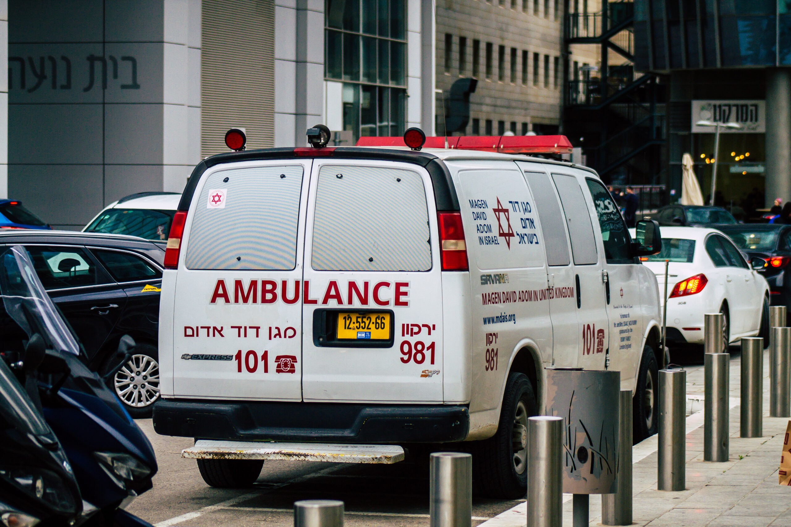 שלושה פועלים נפלו מגובה בבניין בחיפה - ונפצעו בינוני וקל