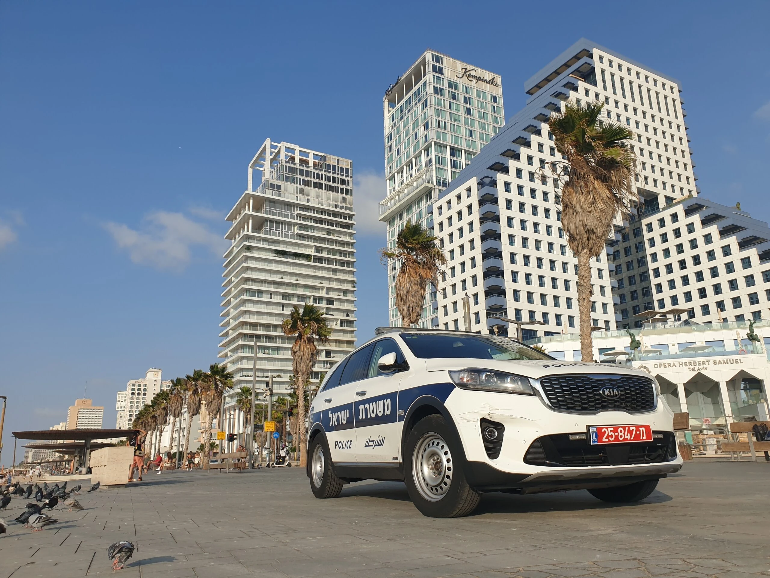 השוטרים עצרו נהג קטנוע - ולא האמינו למראה עיניהם