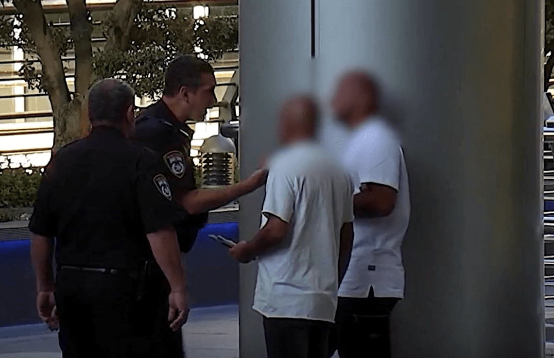 מעצר אחד החשודים בנתב"ג  | צילום מסך מתוך סרטון באדיבות דוברות המשטרה