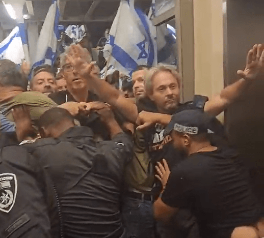 מהומה בכנס הליכוד: המפגינים פרצו לאולם - השרים הוברחו | צפו