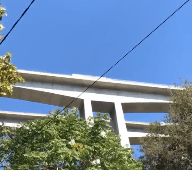חולץ בשלום הכדורגלן שאיים לקפוץ מגשר גבוה בצרפת