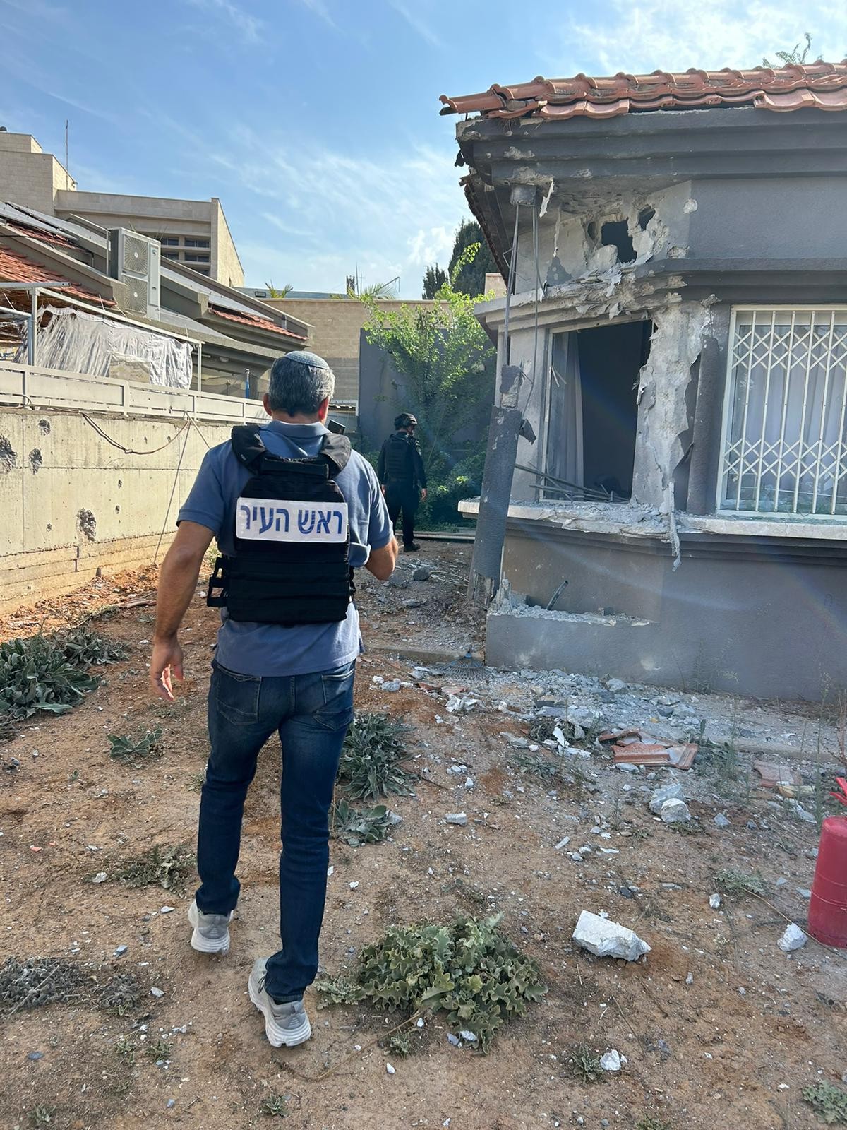 פגיעה ישירה בתשעה מבנים בשדרות - אדם נפצע במצב בינוני