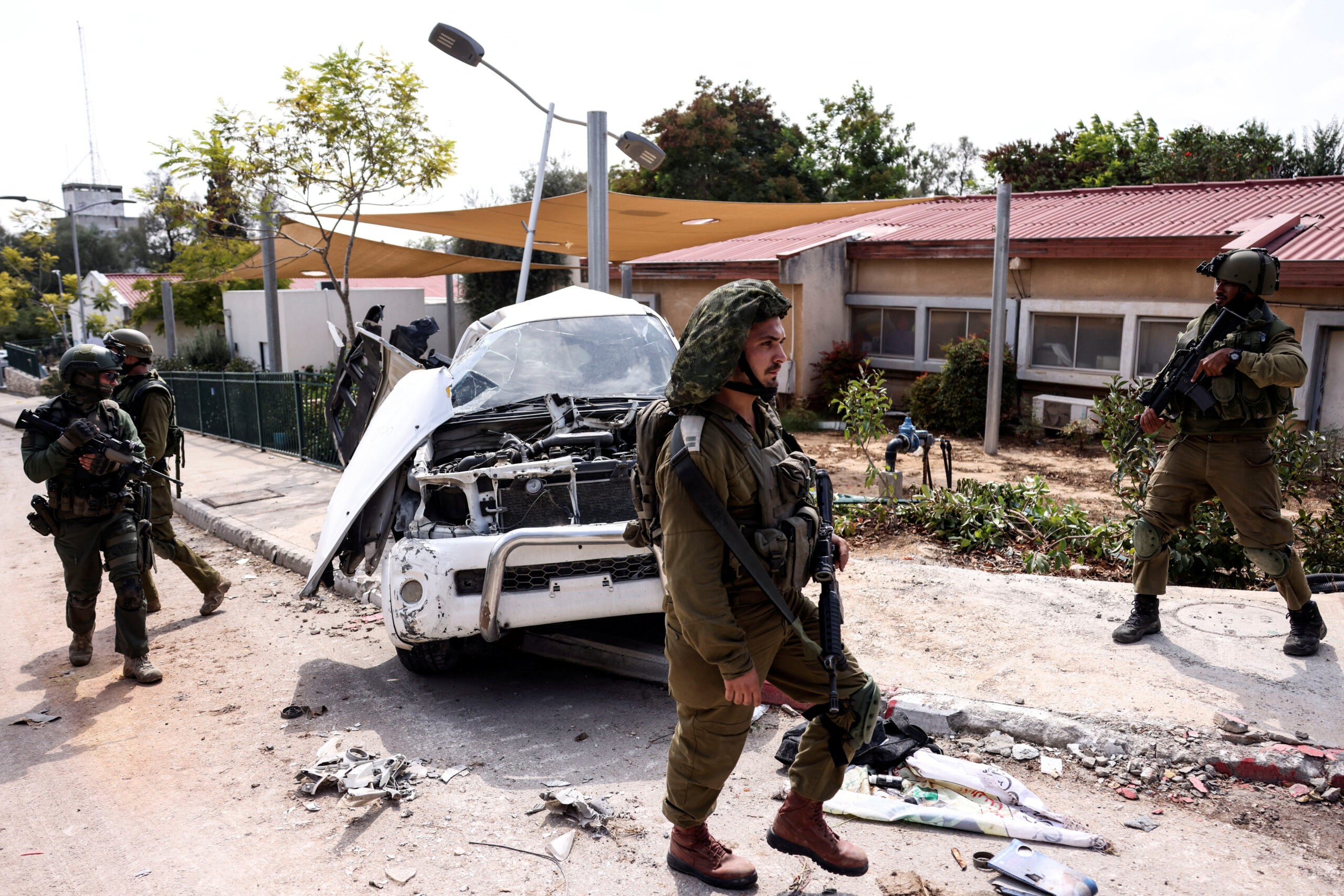 חייל על רקע ג'יפ המחבלים ההרוס | צילום: רויטרס 