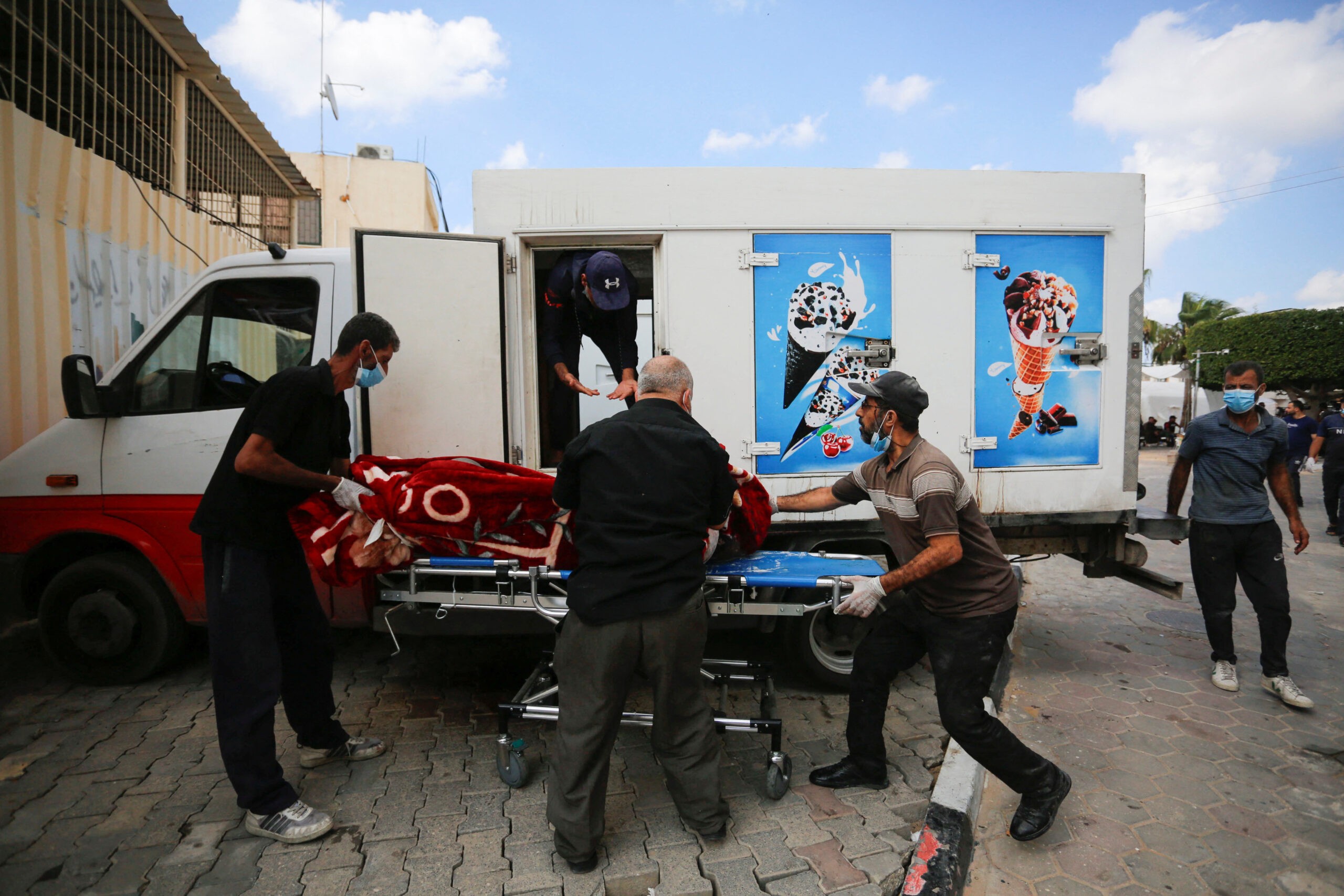 קריר וסגרירי: גופות של מחבלי חמאס מאוחסנות במשאיות גלידה