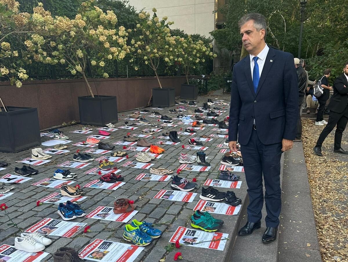 "לפעול באופן מיידי": שר החוץ ביקר במיצג הנעליים המיותמות