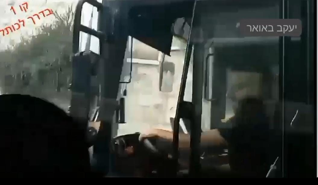 אימה בדרך לכותל: שני נהגי אוטובוס התעמתו בכביש | תיעוד