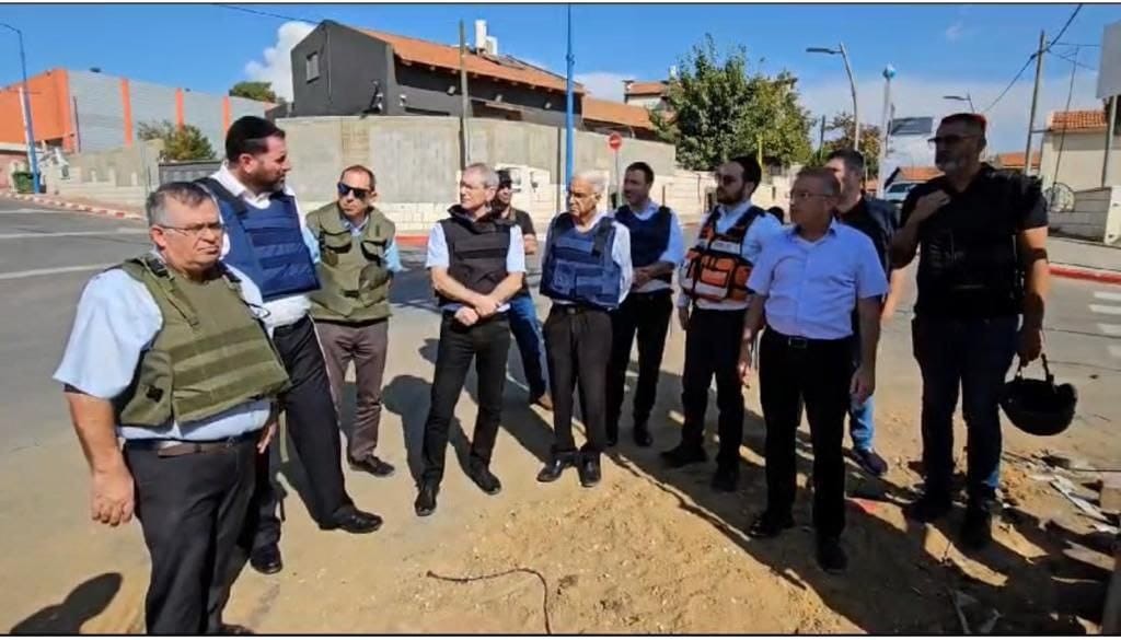 נציגי חברת חשמל וחברי הכנסת. צילום: יוסי ויס, חברת החשמל