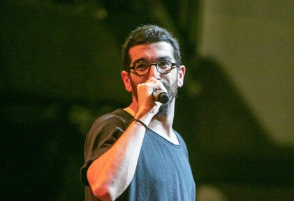 חנן בן ארי שר על חזרה לגוש קטיף; הבמאית טענה שהוא "פסיכופת"