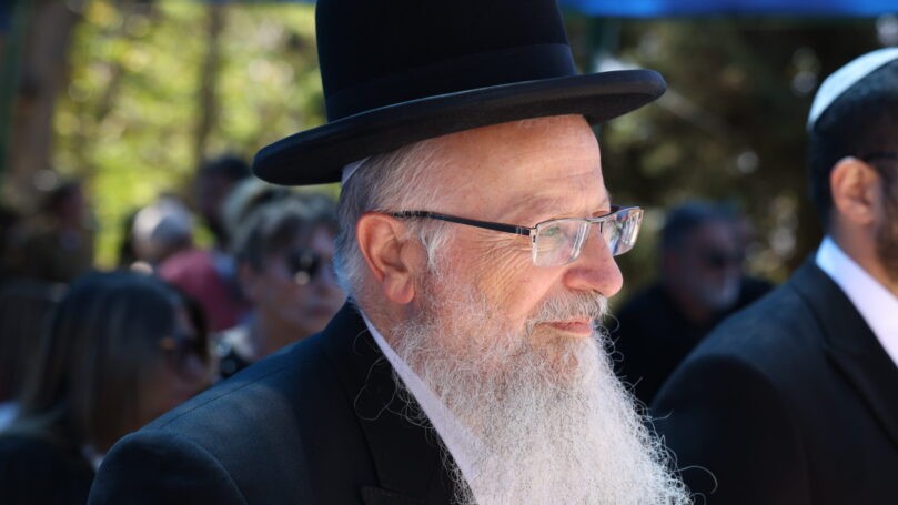 הרב אליהו במתקפה נגד האפיפיור: "תתעורר, אתה לא קובע"