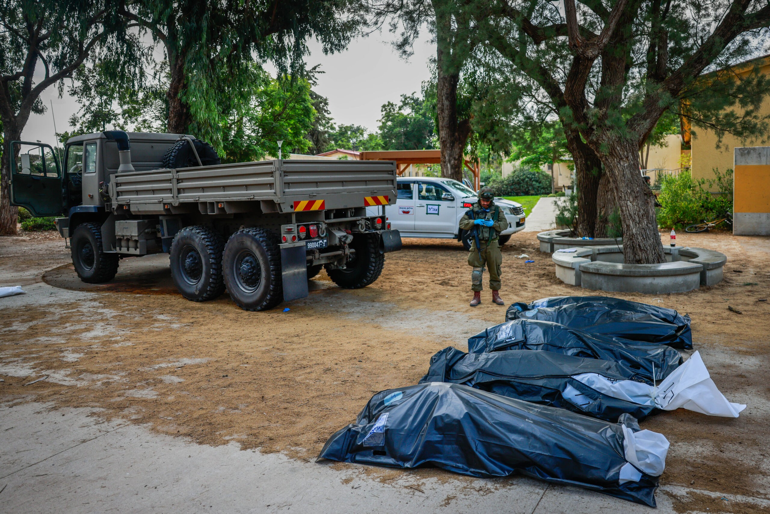 ישראל נלחמת: 1,000 גופות מחבלים בעוטף ועוד מאות על הגדר