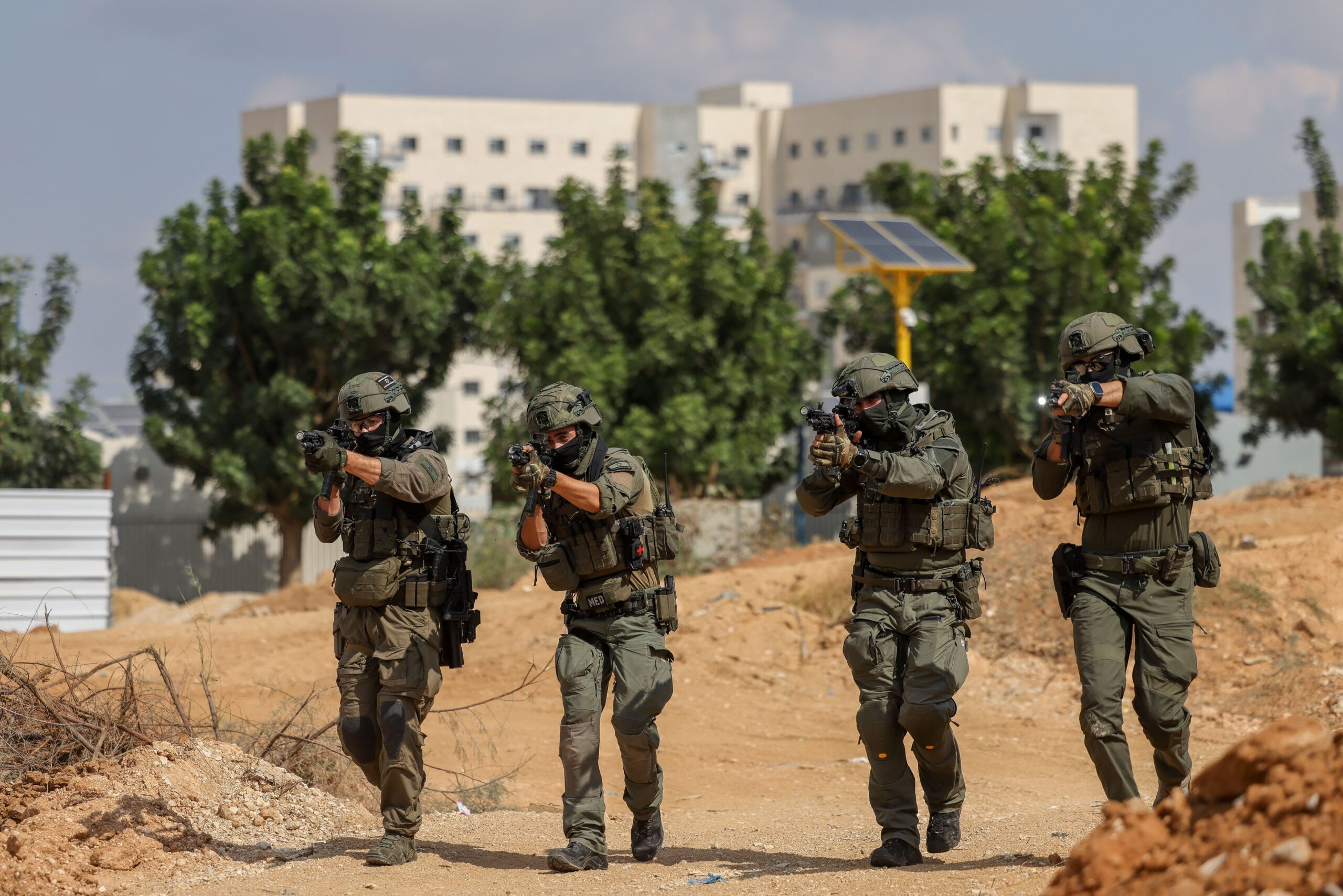 בצל המלחמה: מעל עשרת אלפים אפודים חולקו ללוחמינו | צפו