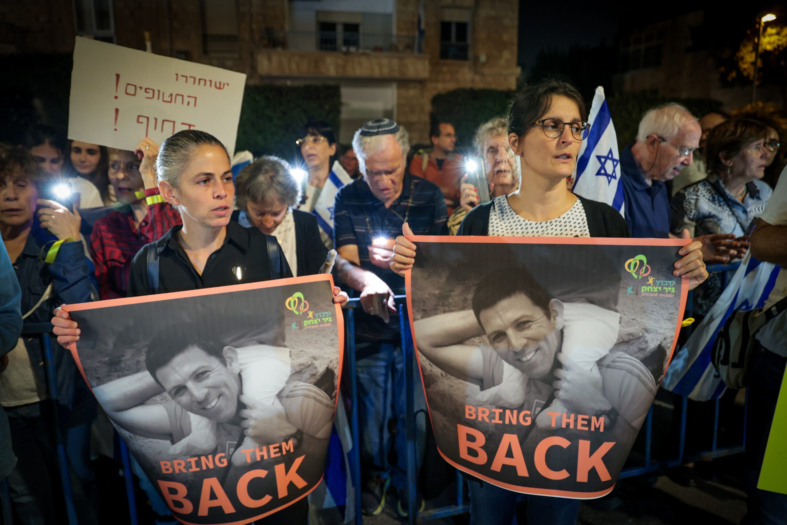 המאבק נמשך: משלחת של בני משפחות הנרצחים והחטופים תטוס לרומא