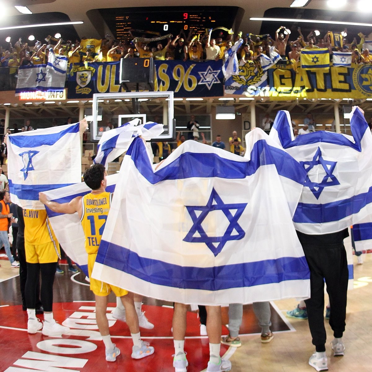 עם דגלי ישראל וחולצות שחורות: מכבי ת"א ניצחה את פנאתנייקוס