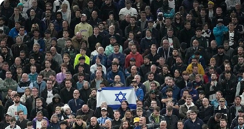 דגל ישראל ביציעים. צילום:  לפי סעיף 27א ל"חוק זכויות יוצרים"