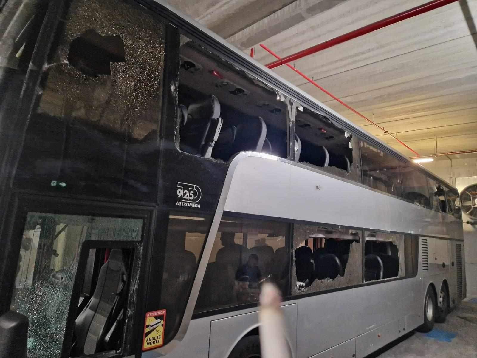 אוטובוס של קבוצת ליון הצרפתית נרגם באבנים. צילום: לפי סעיף 27א'