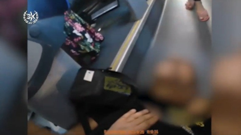 "יש דופק": כך הצילו השוטרים אדם כבן 60 שאיבד הכרה | צפו