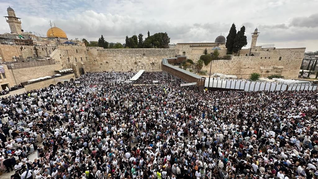 תיעוד מרגש: עשרות אלפים במעמד ברכת הכהנים בכותל המערבי