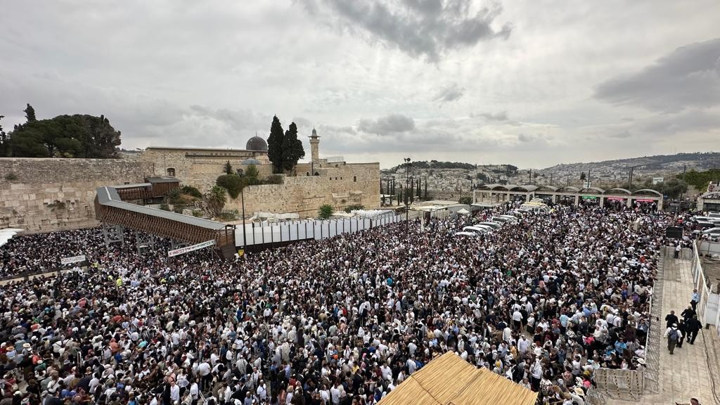 עם ישראל רוצה מסורת: אלפים הגיעו למעמד ברכת כהנים בכותל