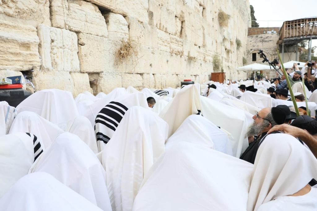 לכבוד ראש חודש אדר: ברכת כהנים מרגשת בכיכר החטופים | צפו