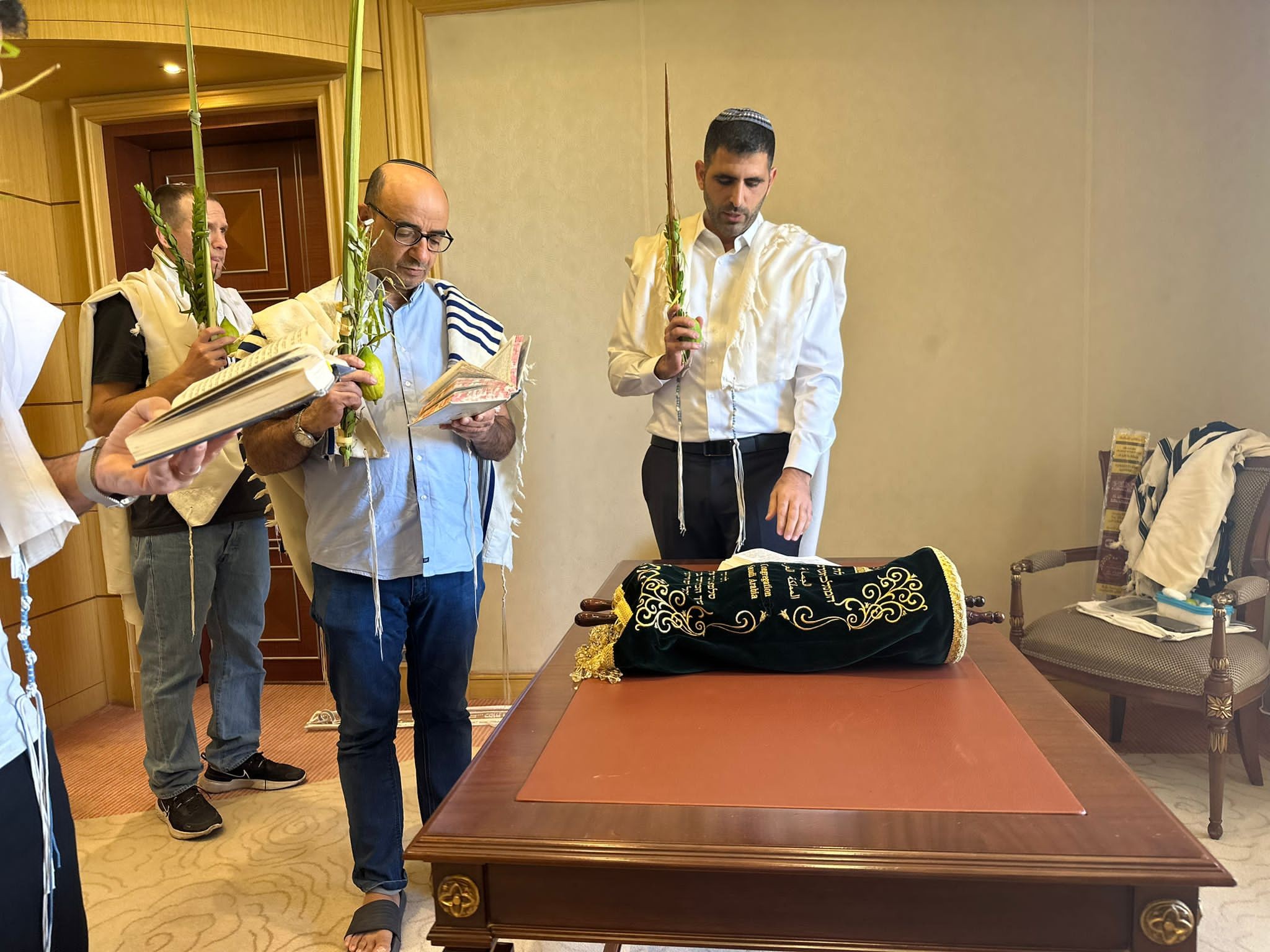 פעמוני השלום: תפילת השחרית של השר קרעי בסעודיה | צפו