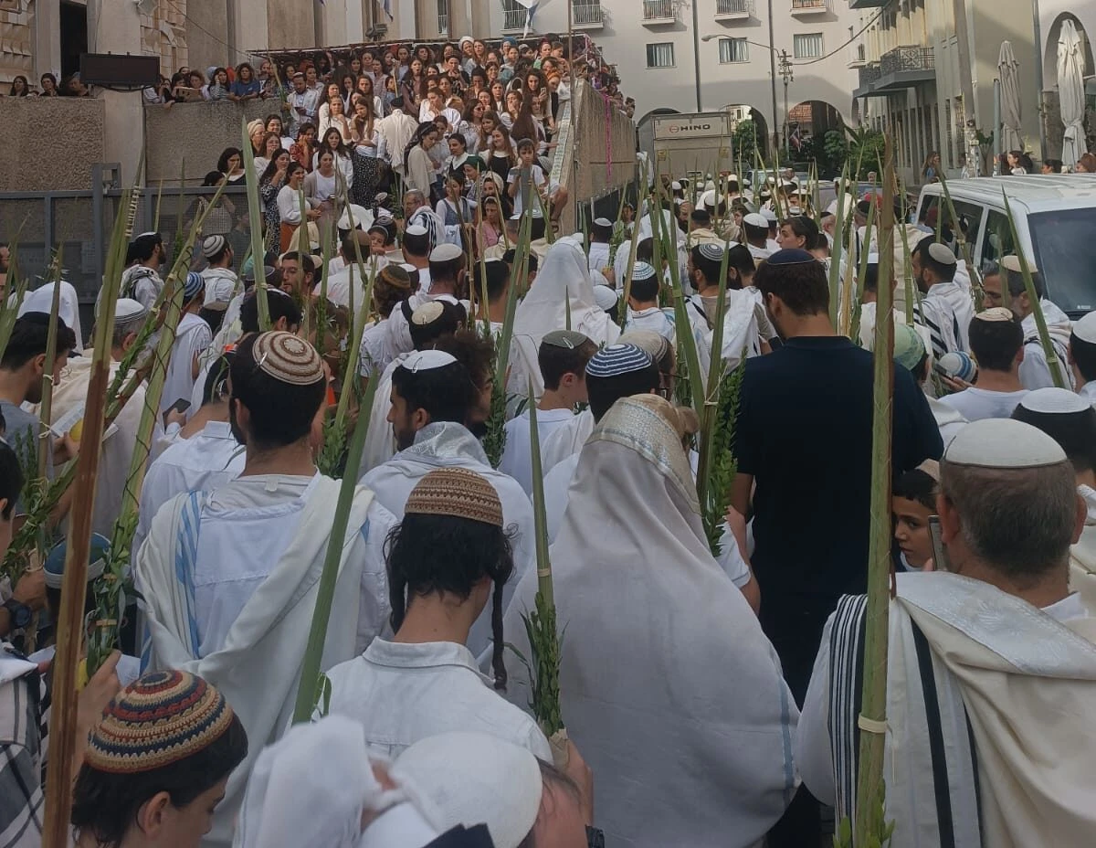 לאחר ביזוי היהדות בעיר: אלפי מתפללים בביה״כ הגדול בת"א