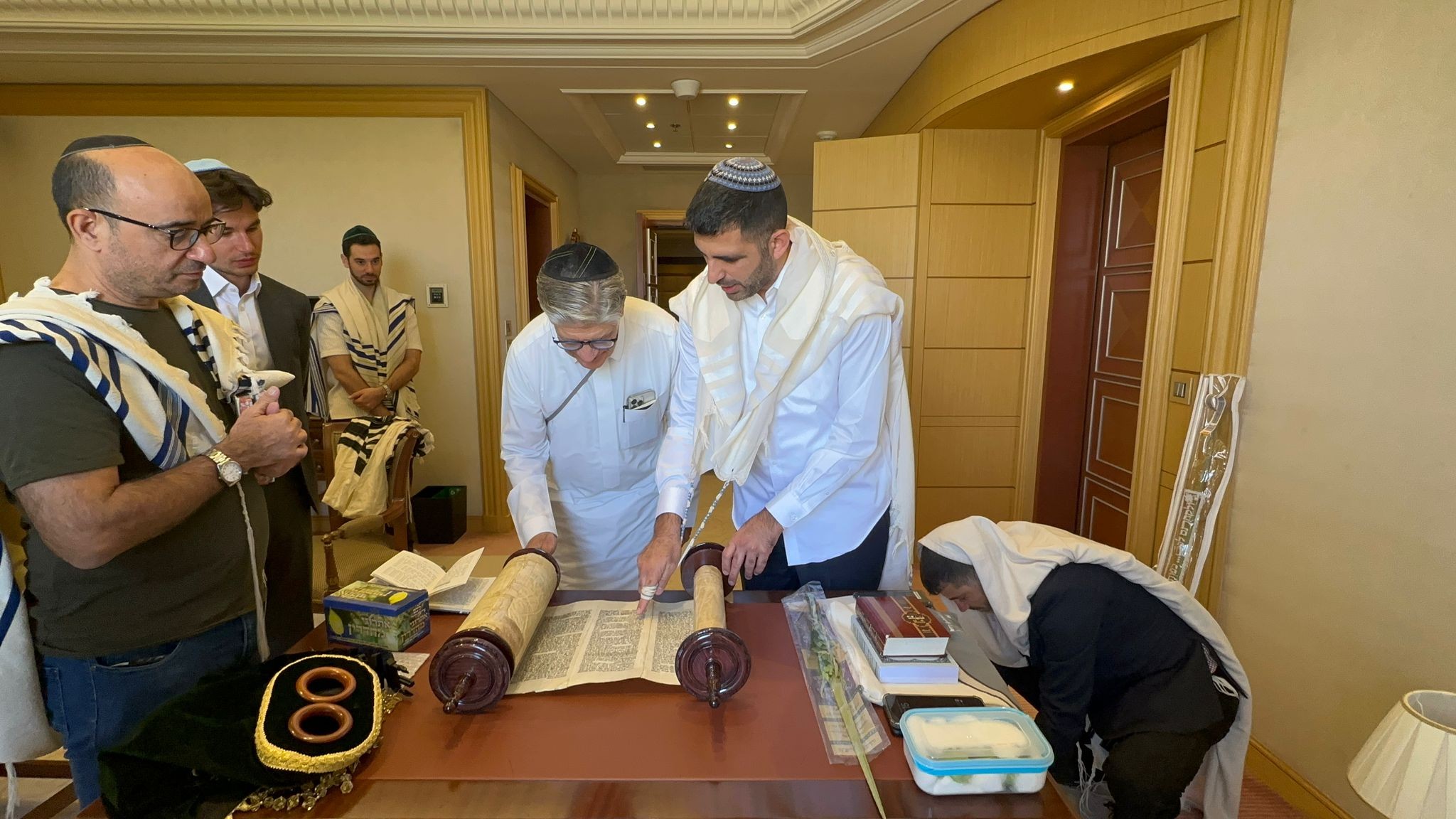 מרגש: יהודי בן 70 חגג בר מצווה בסעודיה | צפו בתיעוד